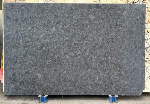 pełna płyta Marron w wykończeniu polerowanym, prezentująca głęboką, grafitową bazę z połyskiem.