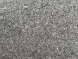 fragment kamienia w wykończeniu szczotkowanym, z matową powierzchnią i subtelną strukturą.