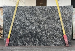 Płyta Metalicus w wersji polerowanej – gładka, lśniąca powierzchnia z wyraźnym rysunkiem minerałów