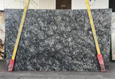 Płyta granitu Metalicus w wykończeniu szczotkowanym, o matowej powierzchni i subtelnym, metalicznym połysku.