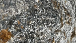 Płyta Metalicus w wersji polerowanej – gładka, lśniąca powierzchnia z wyraźnym rysunkiem minerałów