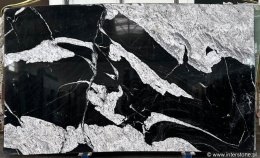 płyta Maori Black w wykończeniu polerowanym, prezentująca głęboką czerń i subtelne szare żyłki.