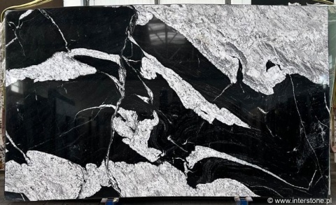 płyta Maori Black w wykończeniu polerowanym, prezentująca głęboką czerń i subtelne szare żyłki.