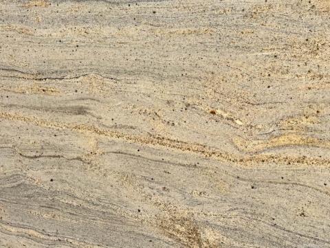 zbliżenie powierzchni kamienia, ukazujące delikatne żyłkowanie oraz naturalne przejścia odcieni.