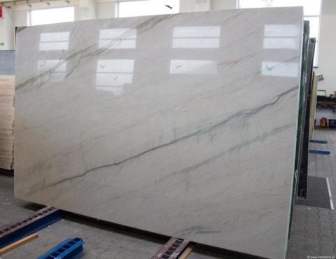 pełna płyta Montreal w wykończeniu polerowanym, prezentująca jednolitą, elegancką szarą powierzchnię z delikatnym połyskiem