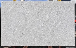 zbliżenie powierzchni kamienia, ukazujące naturalną strukturę i subtelne przejścia kolorystyczne w obrębie płyty.