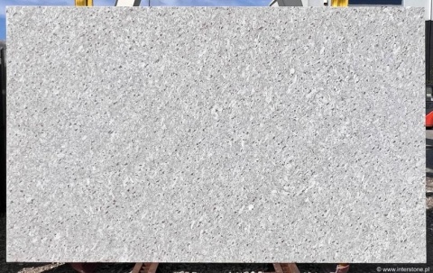 płyta Moon White w wykończeniu szczotkowanym, prezentująca jasną, niemal białą powierzchnię