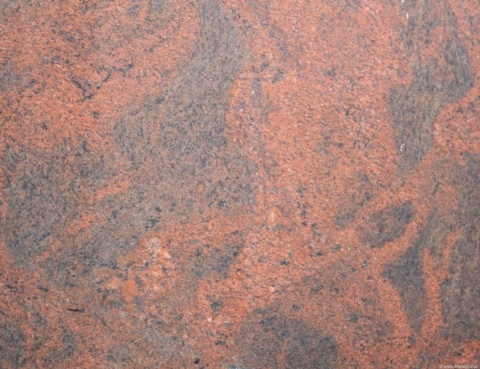 fragment płyty w wersji fiammato, z matową, lekko chropowatą fakturą i wyraźnym, wielobarwnym rysunkiem kamienia.