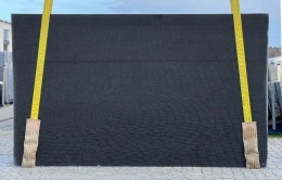 płyta Nero Belfast w wykończeniu polerowanym, prezentująca intensywną, jednolitą czarną barwę i elegancki połysk.