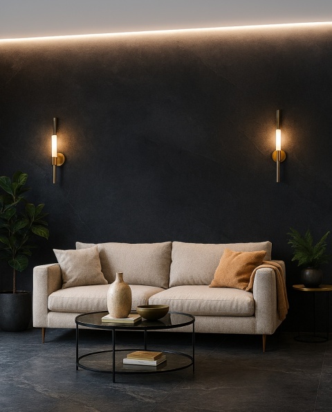 Wnętrze ze spiekiem Annapurna Negro, ciemna ściana i podłoga, jasna sofa, złote dodatki, styl nowoczesny