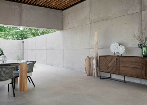 Aranżacja salonu z płytami Grespania Arken Gris Natural – betonowy spiek o matowym wykończeniu