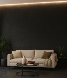 Pomieszczenie ze spiekiem BLUE STONE NEGRO 320×160 cm, jasna sofa, rośliny, styl nowoczesny, ciepłe światło
