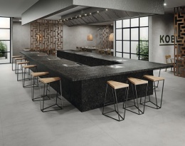 Kuchnia z wyspą wykończoną spiekiem Bluestone Negro