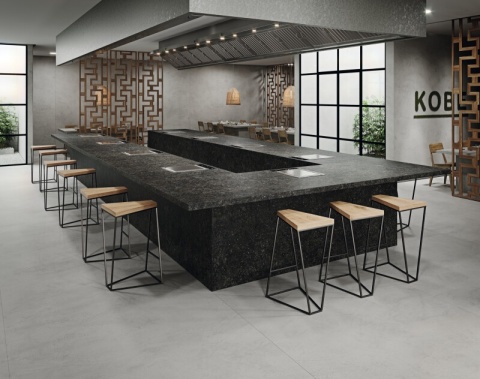 Kuchnia z wyspą wykończoną spiekiem Bluestone Negro