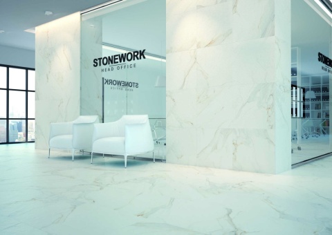 Hol przychodni  –  w Calacatta, w połączeniu z drewnem i tekstyliami w neutralnych barwach