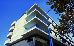 Elewacja z płyt Concrete Marfil Natural – nowoczesny efekt architektoniczny w ciepłym tonie beżu.