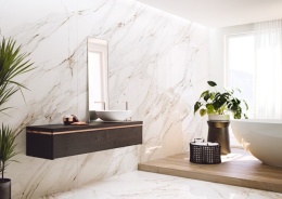 Łazienka wykończona spiekami Corinto z efektem marmuru w wykończeniu Neutral.