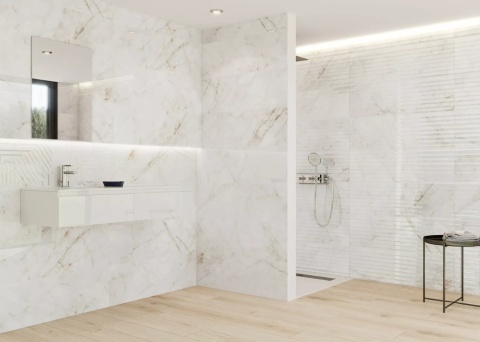 Łazienka w jasnych barwach z wykończeniem ścian spiekiem Cuarzo Reno.