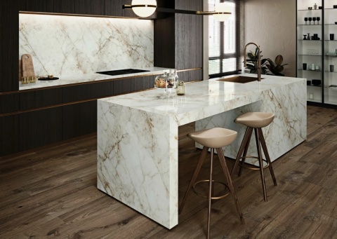 Nowoczesna kuchnia z wyspą i blatami ze spieku Cuarzo Reno w połysku.