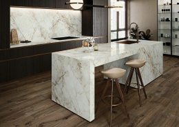 Zbliżenie powierzchni płyty Cuarzo Reno z wyrazistym, złotym użyleniem.