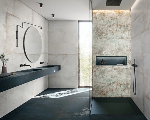 Nowoczesna łazienka z połączeniem spieków Distrito Iron i jasnego betonu – kontrastowy, industrialny design.