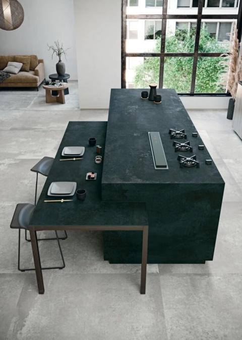 Widok z góry na wyspę kuchenną z blatem z Distrito Iron – nowoczesne wnętrze w stylu loftowym.