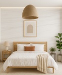 Sypialnia w delikatnych barwach, jasne drewno, marmurowa ściana, rattanowa lampa, styl skandynawski