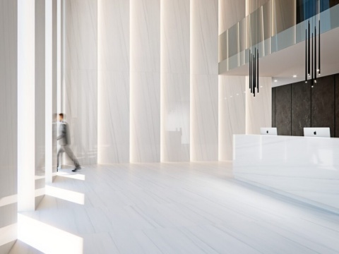Recepcja hotelowa wykonana z Grespania Duomo – biała powierzchnia z delikatnym, poziomym użyleniem w odcieniach szarości