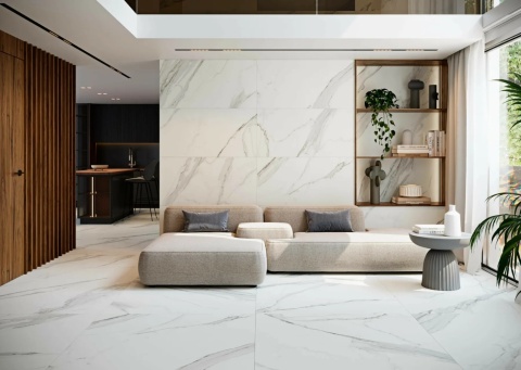 Nowoczesny salon z okładziną ścienną i podłogą ze spieku Estatuario, w naturalnym świetle.