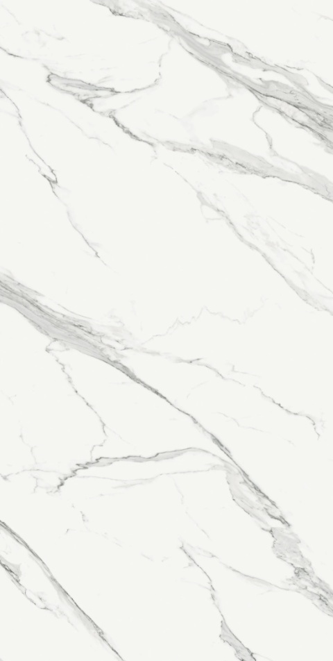 Zbliżenie na wzór marmuru Estatuario – białe tło z eleganckim, srebrzystym żyłkowaniem.