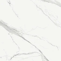 Biała powierzchnia spieku Estatuario z szarym użyleniem, wzór bookmatch tworzący symetryczne odbicie żył.