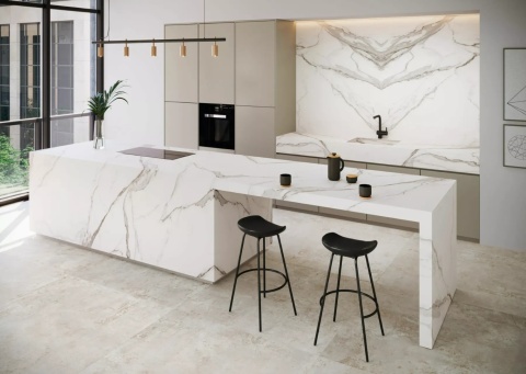 Aranżacja kuchni z wyspą i blatem wykonanym ze spieku Estatuario Bookmatch w wykończeniu poler