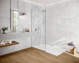 łazienka wykonana ze spieku Fresco Gris  – jasny spiek kwarcowy inspirowany betonem z efektem postarzenia.