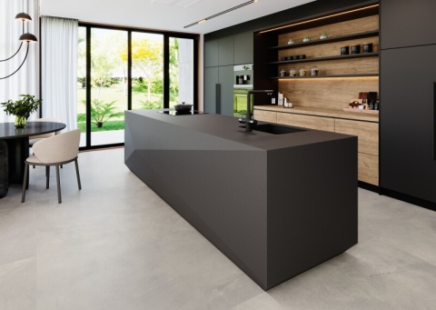 Kuchnia z połączeniem czarnych frontów i drewnianych elementów z płyty Jungla Cipres.