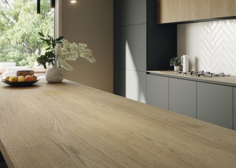 Wyspa kuchenna z jasnym blatem z kolekcji Jungla Cipres o matowym wykończeniu Natural.