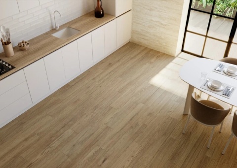 Nowoczesna kuchnia z blatami i podłogą ze spieku Jungla Roble w naturalnym odcieniu drewna dębu