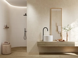 Łazienka z umywalką i półką wykonaną ze spieku Jungla Roble o strukturze naturalnego drewna.