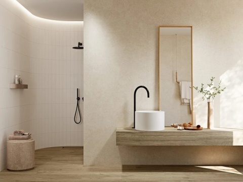 Łazienka z umywalką i półką wykonaną ze spieku Jungla Roble o strukturze naturalnego drewna.