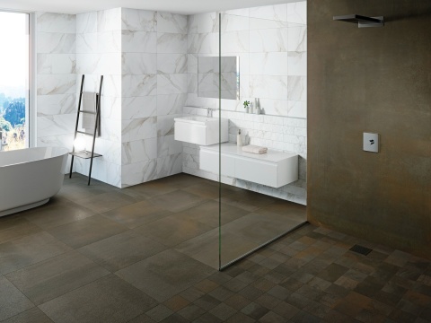 Łazienka ze spiekiem Lava Marron Relieve na ścianie i podłodze w połączeniu z białym marmurem.