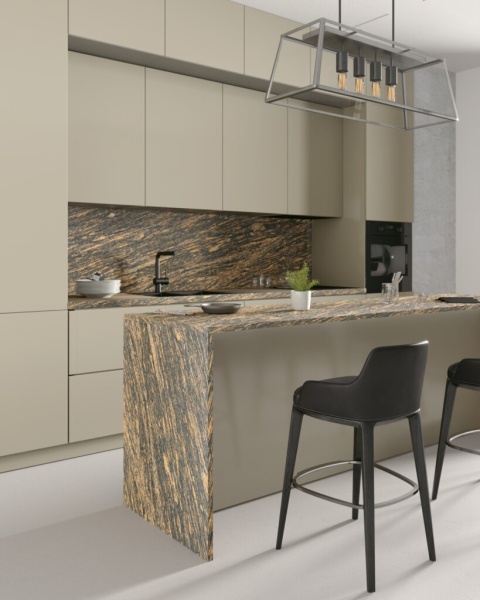 Nowoczesna kuchnia z blatem z granitu Gold Antracite Antyk o ciepłej, złoto-szarej strukturze