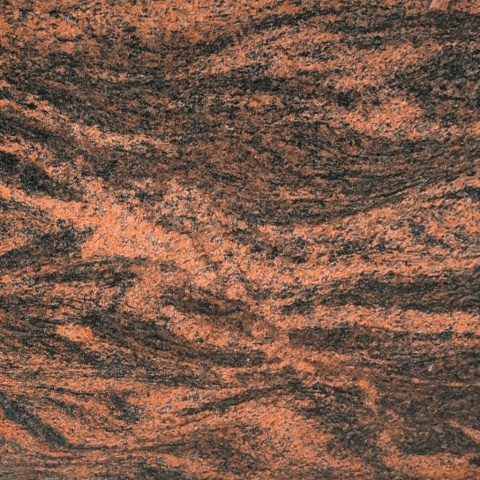 granit multicolor red struktura kamienia z intensywnym użyleniem