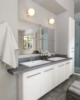 Aglomarmur Baltic Grey w łazience – elegancki szary blat z delikatnym użyleniem, nowoczesna aranżacja