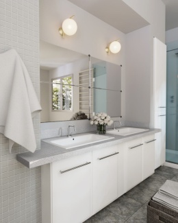 Blat łazienkowy z aglomarmuru Bianco Micro w jasnoszarym kolorze zamontowany w eleganckiej łazience