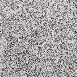 Zbliżenie struktury granitu Bianco Crystal o jasnym tle i drobnoziarnistym, kontrastowym rysunku