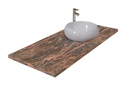 Blat z granitu Multicolor Red z nablatową umywalką, o ciepłym, czerwono-czarnym użyleniu i dynamicznym wzorze