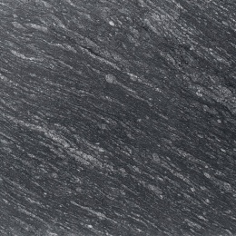 Zbliżenie granitu Silver Antracite antyk o matowej, ciemnej strukturze z wyraźnymi srebrzystymi smugami