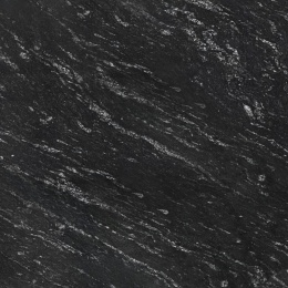 Zbliżenie granitu Silver Antracite o ciemnej powierzchni z wyraźnymi, srebrzystymi, falistymi smugami