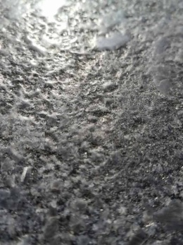 Zbliżenie granitu Steel Grey antyk o matowej, chropowatej strukturze w ciemnoszarym odcieniu z wyraźnym naturalnym uziarnieniem