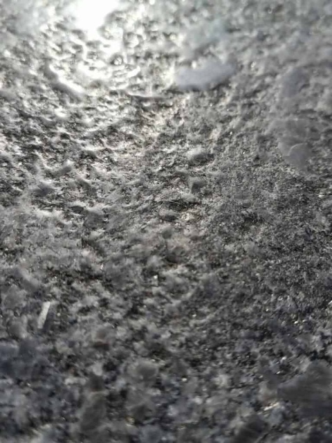 Zbliżenie granitu Steel Grey antyk o matowej, chropowatej strukturze w ciemnoszarym odcieniu z wyraźnym naturalnym uziarnieniem