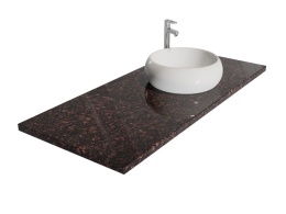 Blat z granitu Tan Brown w ciemnym brązowo-czarnym odcieniu z drobną strukturą i nablatową białą umywalką